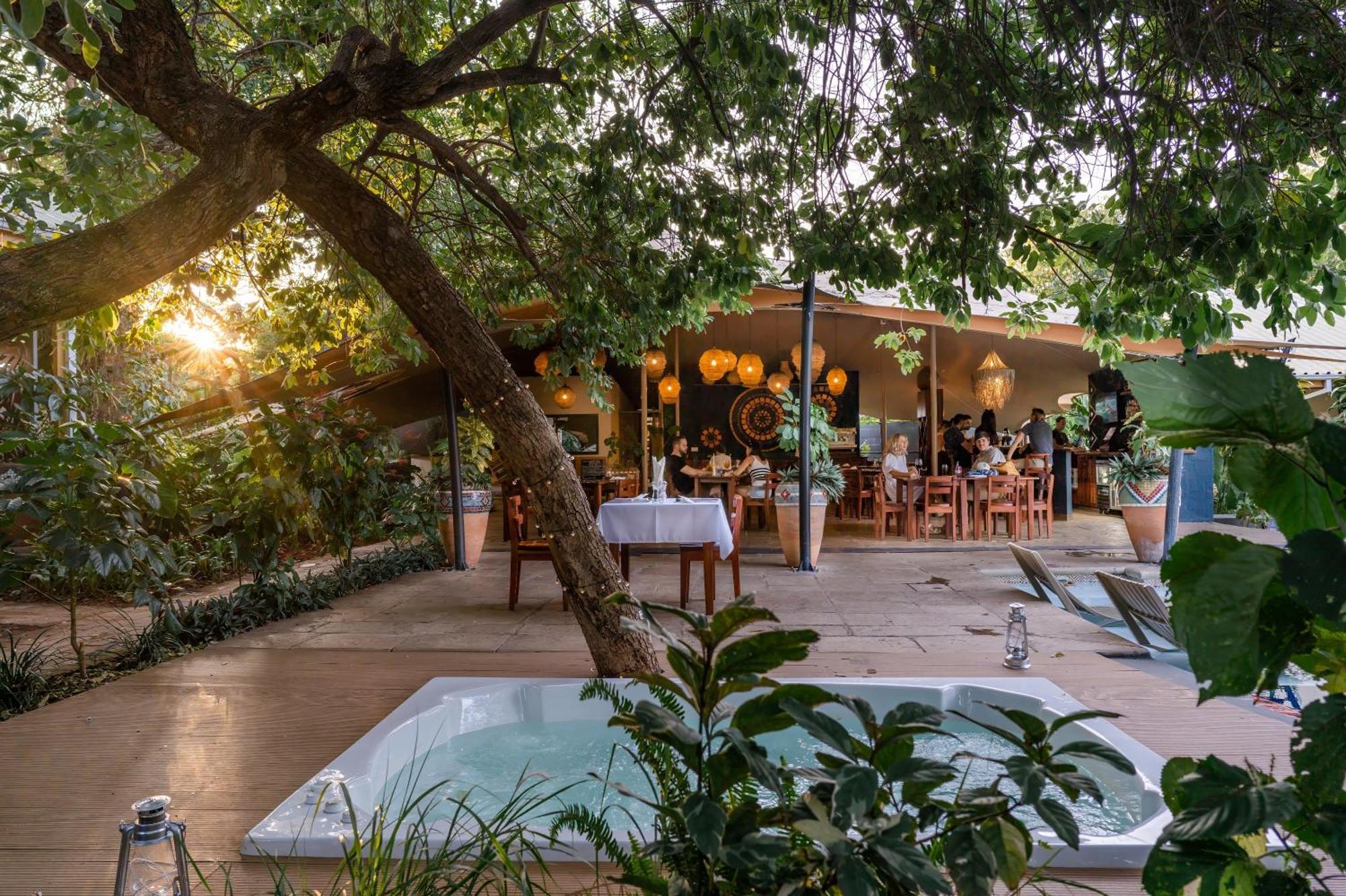 Shongwe Oasis Hotel Air Terjun Victoria Bagian luar foto